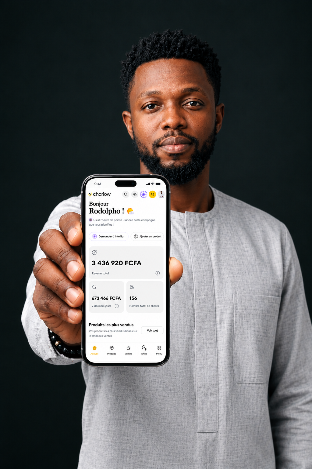 Rodolpho présentant ses résultats Chariow sur smartphone